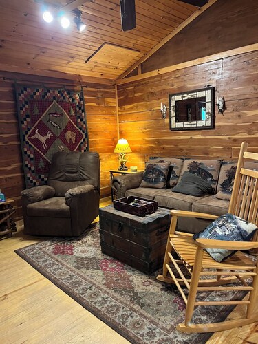 Cozy Cabin across the street from the Arkansas Grand Canyon on Hwy 7
