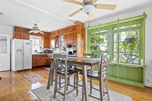 Dining - Vintage Beach Bungalow - Walk to Beach (Jacksonville Beach)