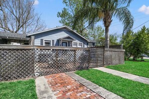 Exterior - Vintage Beach Bungalow - Walk to Beach (Jacksonville Beach)