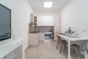 舒適獨棟房屋 | 私人廚房 | 電冰箱、爐台、洗碗機、電熱水壺