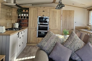 Fridge, microwave, oven, stovetop - Premium 2 Bedroom Caravan With Free Wifi (Hunstanton)