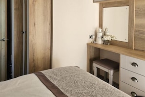 2 bedrooms, iron/ironing board, free wired internet, bed sheets