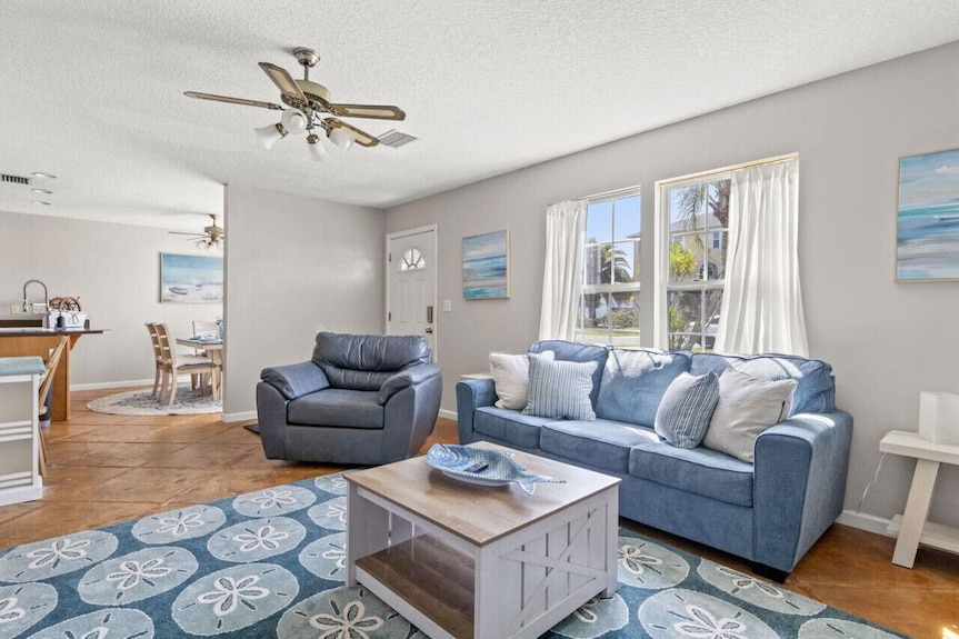 Serene Beach Oasis With Hot Tub & Only 5 Minute Wa - Jacksonville Beach, FL