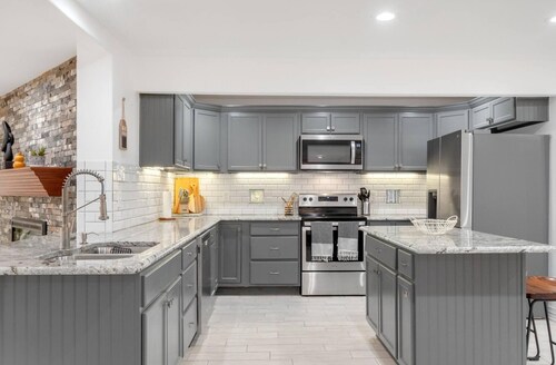 Lakefront Retreat/ Sleep 15
 Starlink Internet and 2 kayaks with reservations 

