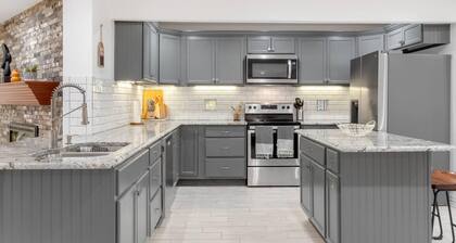 Lakefront Retreat/ Sleep 15
Starlink Internet and 2 kayaks with reservations