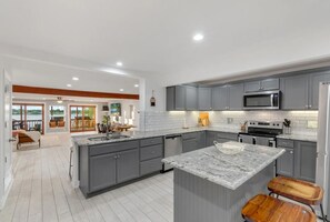 Microwave, oven, stovetop, dishwasher - Lakefront Retreat/ Sleep 15
 Starlink Internet and 2 kayaks with reservations 

 (Mabank)