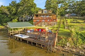 Terrace/patio - Lakefront Retreat | Sleeps 15 /Starlink  Internet (Mabank)