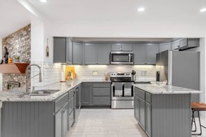 Kjøleskap, mikrobølgeovn, ovn og kokeplater