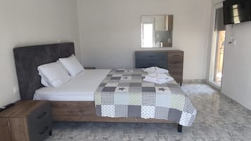 1 bedroom, in-room safe, iron/ironing board, free WiFi