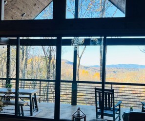 Outdoor dining - NEW On Cloud Wine, Lux /Modern AMAZING Mtn.Views /Hot Tub/ Fire Pit/Private Deck (Blue Ridge)