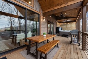 Outdoor dining - NEW On Cloud Wine, Lux /Modern AMAZING Mtn.Views /Hot Tub/ Fire Pit/Private Deck (Blue Ridge)