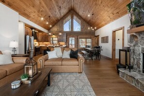 TV connectée, cheminée, chaîne hi-fi