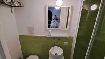Asciugacapelli, asciugamani, sapone, carta igienica