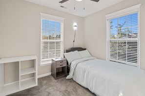 3 habitaciones, escritorio, tabla de planchar con plancha y wifi gratis 