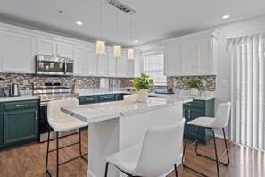 Geladeira, micro-ondas, fogão, cooktop