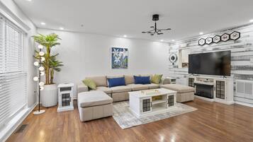 Smart TV, fireplace