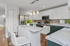 冷蔵庫、電子レンジ、オーブン、コンロ