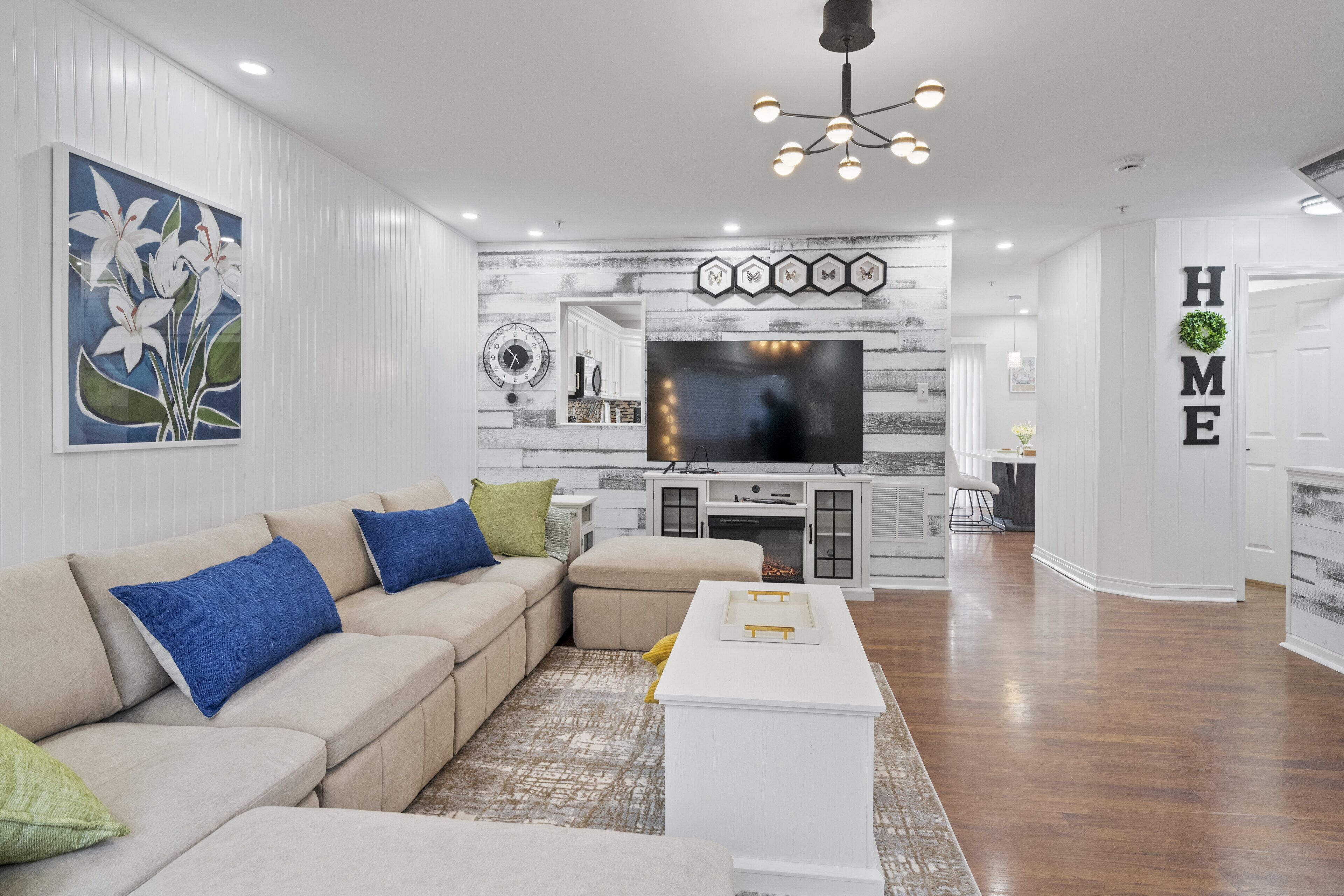 Een smart-tv en een open haard