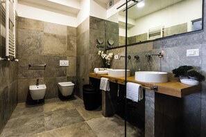 Douche, sèche-cheveux, bidet, serviettes fournies