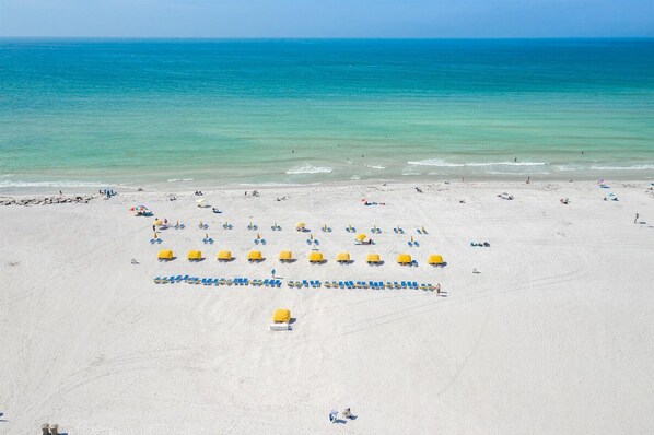 Sun-loungers, beach towels - Cozy St. Pete Beach condo - Steps to the beach & sunsets + Heated pool (St. Pete Beach)