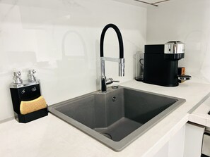 Fridge, microwave, oven, stovetop - Modern studio between city center and Glyfada (5 mins from metro Elliniko) (Elliniko)