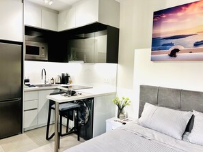 Kjøleskap, mikrobølgeovn, ovn og kokeplater