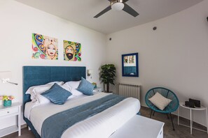 1 slaapkamer, een kluis op de kamer, een bureau