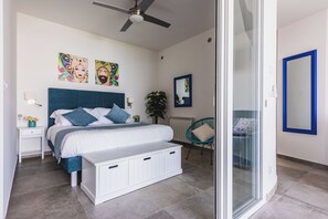 1 dormitori, caixa forta a l'habitació i escriptori 