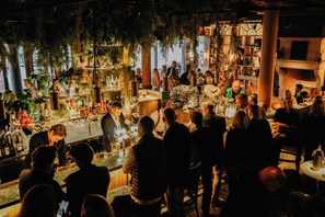 2 bars/lounges
