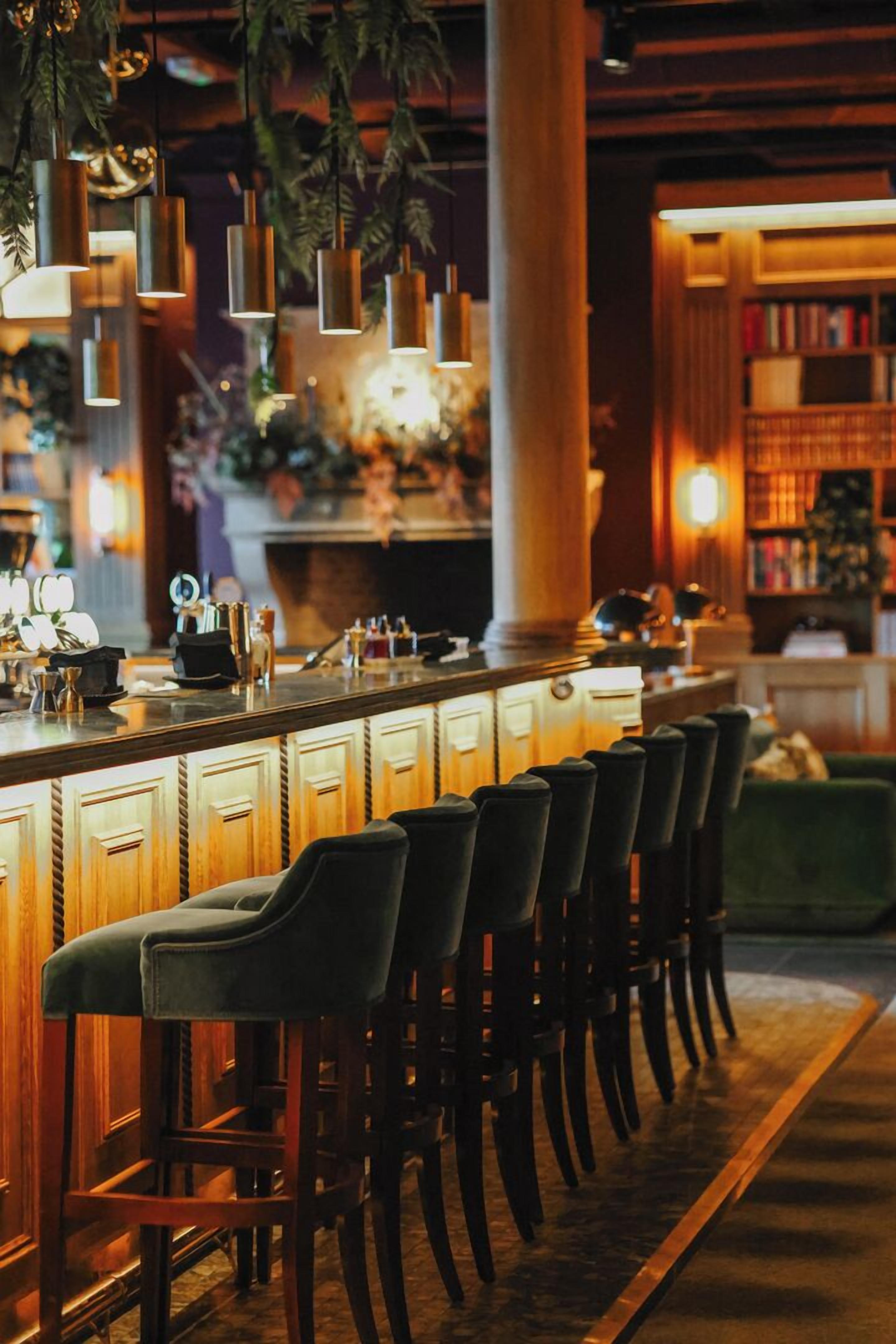 2 bars/lounges