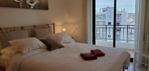 1 bedroom, in-room safe, desk, iron/ironing board
