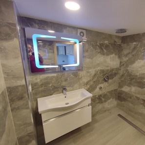 Duplex Apartment | Bathroom | Shower, hair dryer, slippers, towels - Summer Gate Aparthotel (Sarandë)
