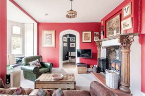 Smart TV, fireplace, books - Pet friendly, fantasy castle, for romantic trysts or for family fun.   (Chillingham)