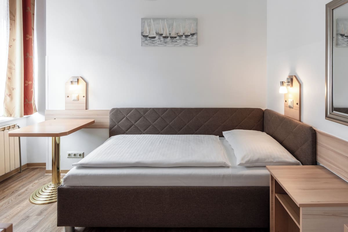Klassieke eenpersoonskamer | Hypoallergeen beddengoed, een kluis op de kamer, een bureau