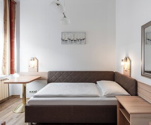 Klassieke eenpersoonskamer | Hypoallergeen beddengoed, een kluis op de kamer, een bureau