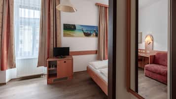 City kamer, 1 twee- of 2 eenpersoonsbedden | Hypoallergeen beddengoed, een kluis op de kamer, een bureau