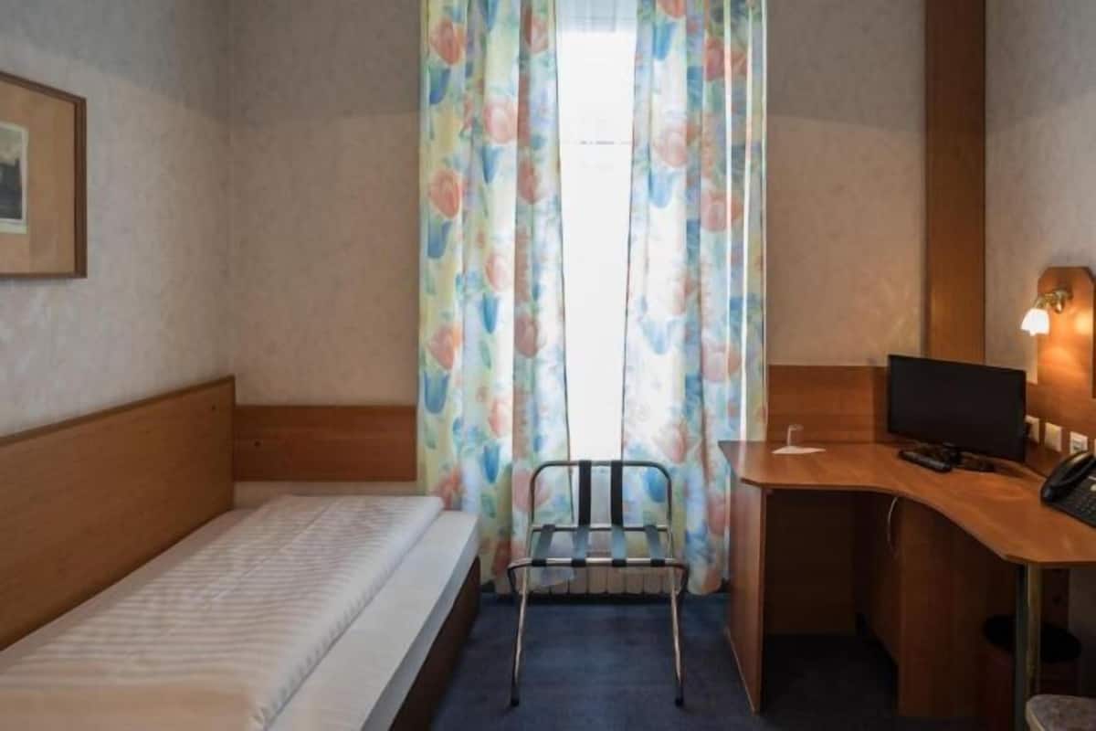 Hypo-allergenic bedding, in-room safe, desk, blackout curtains