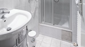 Hair dryer, towels, soap, shampoo - Hotel Admiral (Vienna)