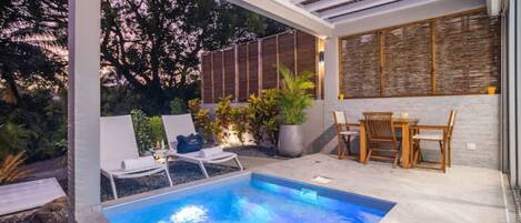 Una piscina cubierta, una piscina al aire libre