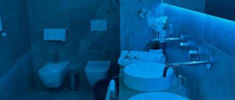 Regadera, amenidades de baño gratuitas, secadora de cabello, pantuflas