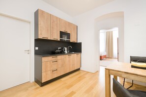 Apartamento | Cozinha privada | Geladeira grande, micro-ondas, cooktop, forno com torradeira