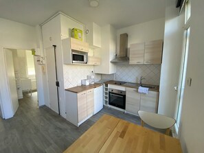Fridge, microwave, oven, stovetop - Belle de Mai, Appartement Orange (Marseille)