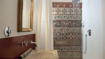 Casa Luxury, vista città | Bagno | Doccia, soffione a pioggia, set di cortesia firmato, asciugacapelli