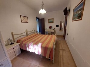 1 camera, una scrivania, Wi-Fi gratuito, lenzuola