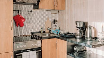 Fridge, oven, stovetop, coffee/tea maker