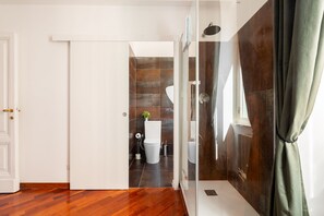 Shower, hair dryer, towels, soap - Piacentino Homes San Giovanni apartment (Roma)