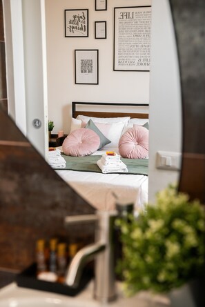 2 habitaciones, tabla de planchar con plancha y cuna de viaje