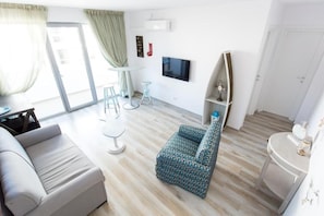 En 80-tommers Flatskjerm-TV med kabel-kanaler