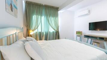 2 quartos, frigobar, cofres nos quartos, escrivaninha
