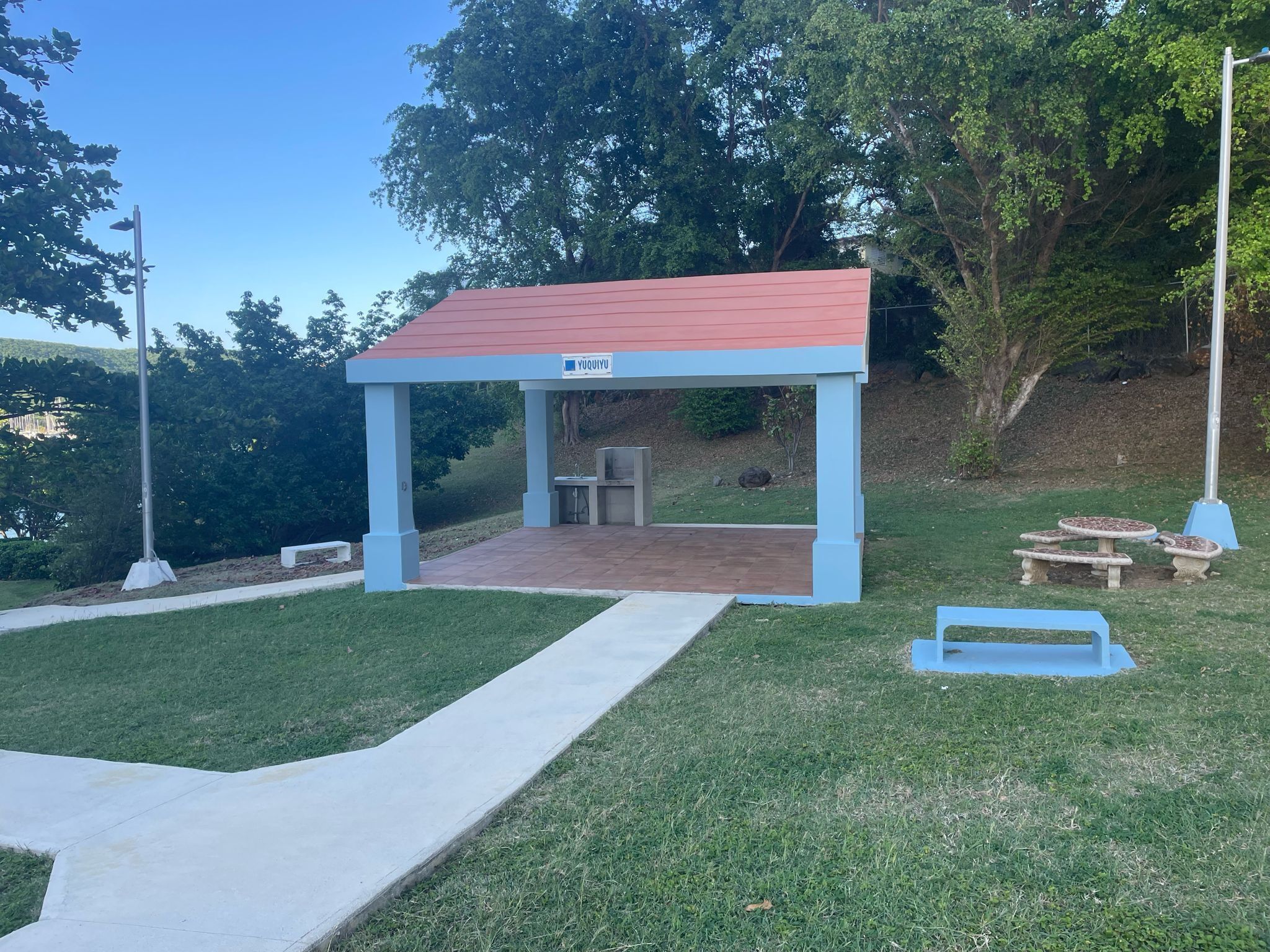 Un kiosque avec un toit rouge et une enseigne sur laquelle on peut lire « YUQUIYU ».